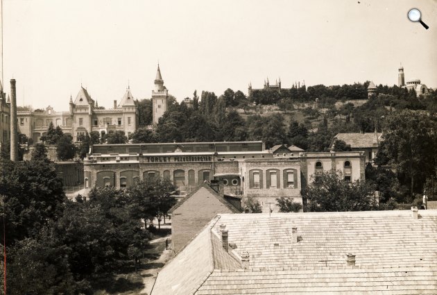 Törley pezsgőgyár. Balra a Törley-kastély, jobb szélen a Törley-mauzóleum, Budafok, 1936 (Fotó: Fortepan)