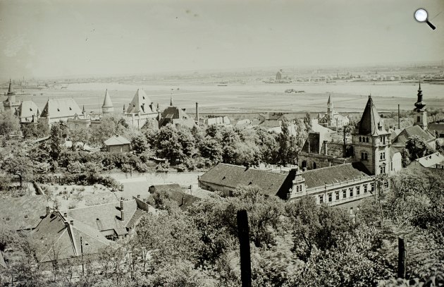 Kilátás a Duna felé. Előtérben a Czuba-Durozier-kastély, balra a Törley-kastély és Sacelláry-kastély, Budafok, 1932 (Fotó: Fortepan)