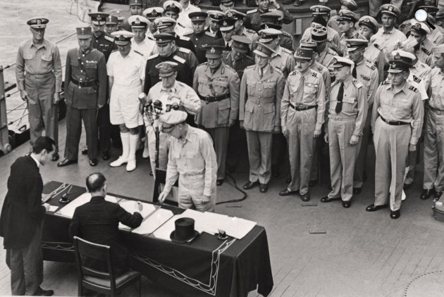 A 2. világháború - Sigemicu Mamoru japán külügyminiszter írta alá a hivatalos fegyverszüneti okmányokat 1945. szeptember 2-án az amerikai Missouri hadihajón (Fotó: Wikipédia)