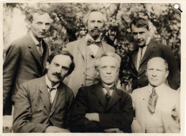 Tóth Árpád, Beck Ö. Fülöp, Kosztolányi Dezső, Babits Mihály, Osvát Ernő, Gellért Oszkár a Budapesti múzeumkertben, 1923 (Fotó: Török Sophie / OSZK)