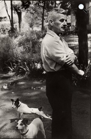William Faulkner (1897-1962) Nobel-díjas író kutyáival (Fotó: Henri Cartier Bresson / faulknersociety.com)