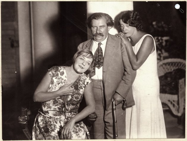 edák Sári (1879-1955) színésznő, Móricz Zsigmond (1879-1942) író, Simonyi Mária (1888-1959) színésznő, 1929 (Fotó: PIM)