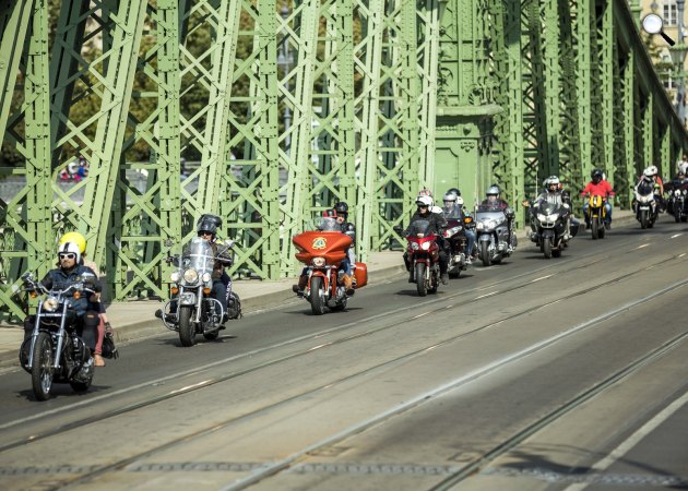 A Pető Intézet motoros felvonulása a Szabadság hídon, Budapest (MTI Fotó: Mohai Balázs)