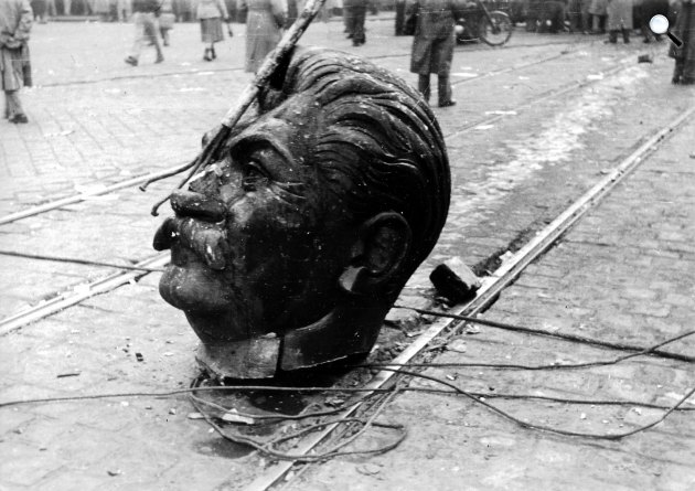 1956. október, Nagykörút - Rákóczi út kereszteződése, a Sztálin-szobor darabolása, Budapest (Fotó: Fortepan)