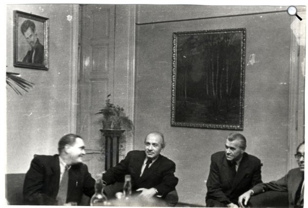 Szabó Lőrinc szerzői estjén - Bod Andor, Illyés Gyula, Csorba Zoltán és Szabó Lőrinc, 1956. október 23-án, Miskolcon (Fotó: Magántulajdon/krk.szabolorinc.hu)