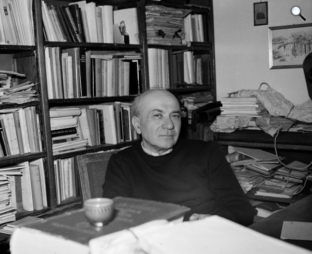 Illyés Gyula (1902-1983) író, költő Józsefhegyi utca 9. alatti lakásán, 1964 (Fotó: Fortepan)