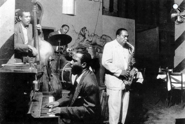 Thelonious Monk jammel Charles Mingus, Roy Haynes és Charlie Parker jazz-zenészekkel