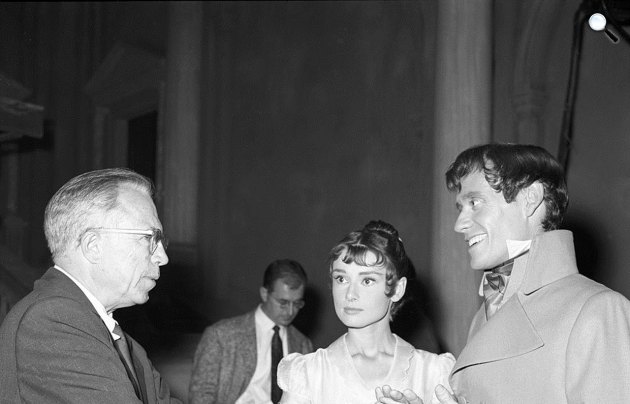A Háború és béke forgatásán King Vidor rendető Audrey Hepburn színésznővel és Mel Ferrer színésszel beszélget, 1956 (Fotó: listal.com)
