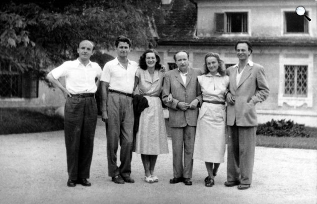 Kiss Tamás, Mészöly Miklós és Polcz Alaine, Kálnoky László, Nemes Nagy Ágnes és Lengyel Balázs Szigligeten, 1954. július (Fotó: PIM/europeana.eu)