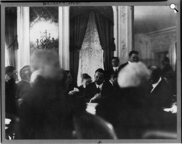 A Titanic katasztrófája után J. Bruce Ismay-t kihallgatják a Waldorf Astoriában 1912. május 27-én (Fotó: Wikipédia)