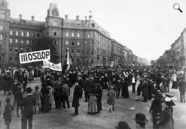 Vörös csütörtök, választójogi tüntetés Budapesten, 1907 október 10. (Fotó: lazarus.elte.hu)