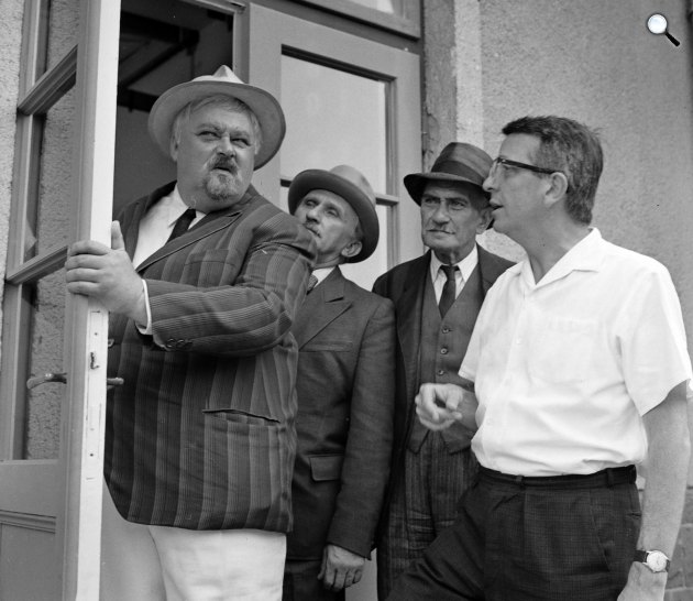 Szendrő József, Rajz János, Kőmíves Sándor színművészek és Fábri Zoltán rendező az Utószezon c. film forgatásán, 1966 (Fotó: Fortepan)