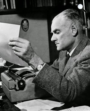 Alberto Moravia (1907-1990) olasz író, 1950 (Fotó: babelio.com)