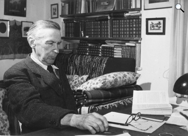 Áprily Lajos (1887-1967) költő, műfordító otthonában (Fotó: PIM)