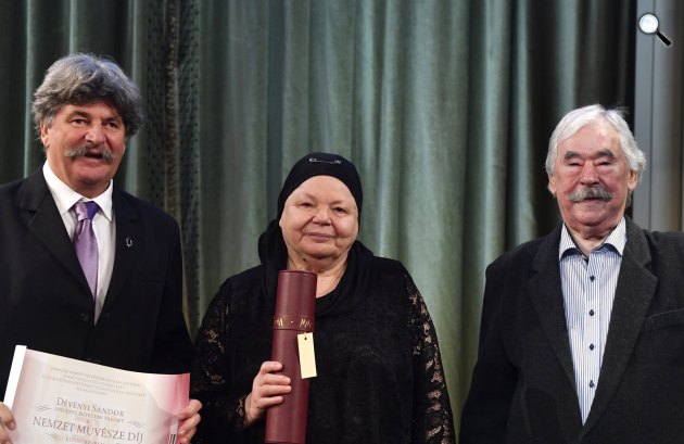 Dévényi Sándor építész, Kiss Anna költő, drámaíró és Csukás István költő, író (b-j), miután átvették a Nemzet Művésze díjat, 2017 (MTI Fotó: Illyés Tibor)