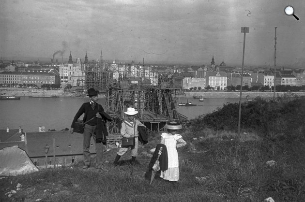 Az épülő Erzsébet híd a Gellérthegyről nézve, Budapest, 1900 (Fotó: Fortepan)