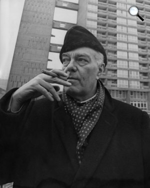 Goldfinger Ernő (1902-1987) nagyar származású építész a Trellick Towernél, London (Fotó: architecture.com)