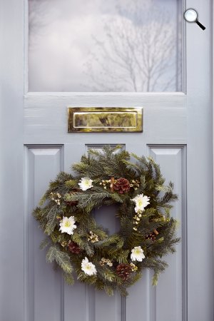 Karácsonyi koszorú az ajtón (Fotó: Person Communications)