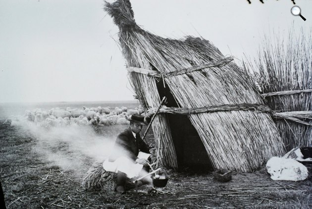 Életkép, bográcsban főz a juhász a pusztán, 1908 (Fotó: Fortepan)
