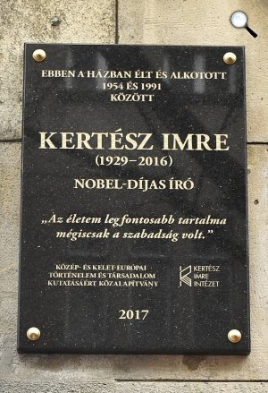 Emléktáblát avattak a 88 éve született Kertész Imre egykori otthonánál, Budapest, II. kerületi Török utca 3. (MTI Fotó: Illyés Tibor)