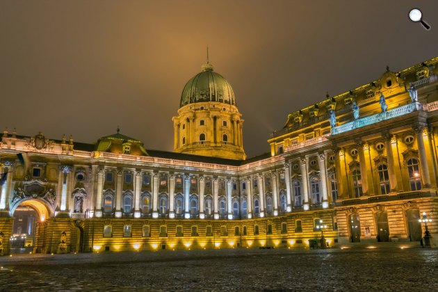 Budavári Palota, Magyar Nemzeti Galéria éjjeli díszkivilágításban (Fotó: pixabay.com)