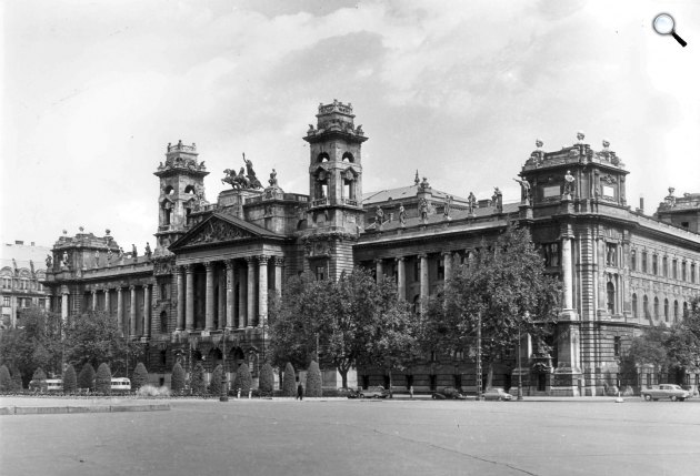 Magyar Nemzeti Galéria, Kossuth Lajos tér (ma Néprajzi Múzeum, egykor Magyar Királyi Kúria), 1959 (Fotó: Fortepan)
