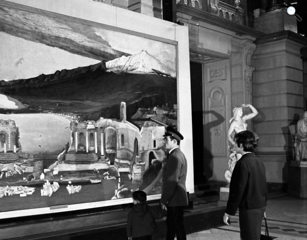 Csontváry Kosztka Tivadar: A taorminai görög színház romjai - Magyar Nemzeti Galéria, Kossuth Lajos tér (ma Néprajzi Múzeum), 1968 (Fotó: Fortepan)