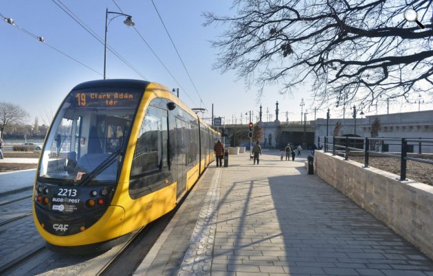 CAF villamos a Margit híd budai hídfőjénél (MTI Fotó: Máthé Zoltán)