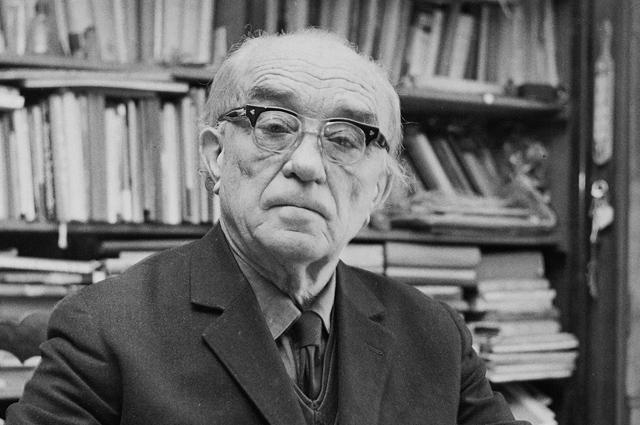 Öveges József (1895-1979) professzor, piarista szerzetes otthonában budapesti otthonában, 1968 (Fotó: Fortepan/Bauer Sándor)