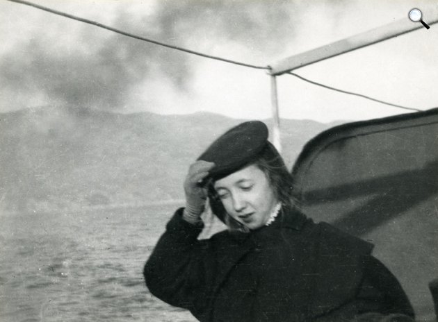 Ferenczy Noémi (1890-1957) festőművész, gobelinművész adriai hajóúton, 1904 k. (Fotó: Ferenczy Család Művészeti Alapítvány)