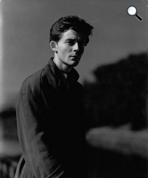 Gérard Philipe (1922-1959) francia színművész, 1947 (Fotó: Raymond Voinquel / listal.com) 