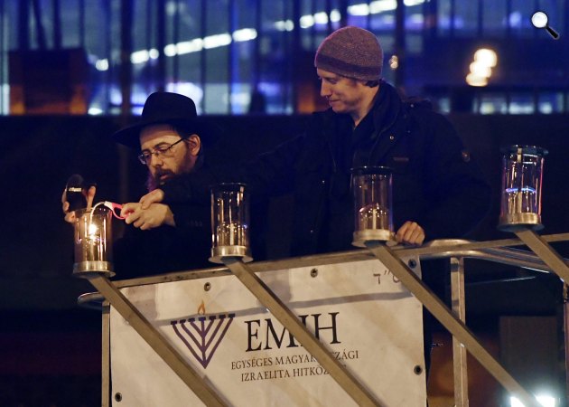 Oberlander Báruch, a Budapesti Ortodox Rabbinátus és a Chabad-Lubavics irányzat magyarországi vezetője és Nemes Jeles László filmrendező gyertyát gyújt a nyolcnapos zsidó vallási ünnep, a hanuka első estéjén, Budapest, Nyugati tér, 2017 (MTI Fotó: Illyés Tibor)