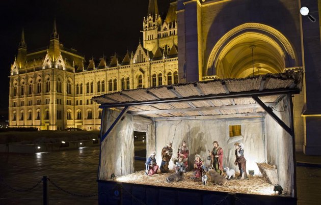 Betlehemes jászol az országház előtt, Budapest, 2016 (MTI Fotó: Lakatos Péter)