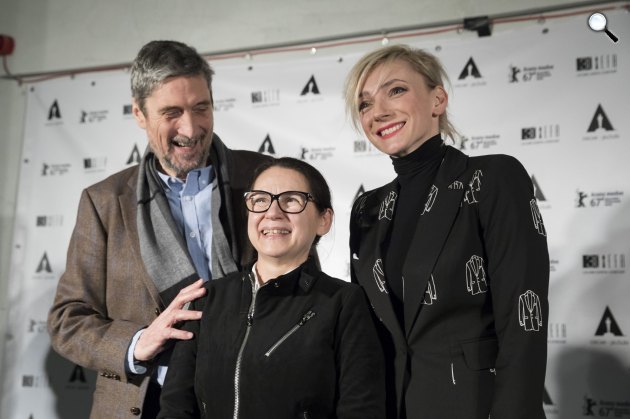Enyedi Ildikó filmrendező, forgatókönyvíró (k), valamint Morcsányi Géza dramaturg, műfordító és Borbély Alexandra színésznő, a film főszereplői az Oscar-díjra jelölt Testről és lélekről című film alkotói (MTI Fotó: Mohai Balázs)