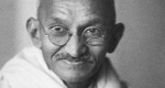 Mahátma Gandhi (1869-1948) indiai politikus, jogász otthonában (Fotó: mkgandhi.org)