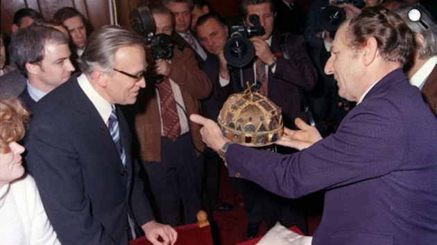 A Szent Koronát bemutatja Victor Covey, az Amerikai Nemzeti Galéria munkatársa és Fülep Ferenc, a Nemzeti Múzeum főigazgatója, 1978 (MTI Fotó)