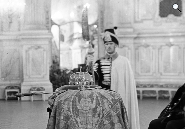 A Szent Korona és a koronázási ékszerek a Budai Várban, a Királyi Palota báltermében, 1940 (Fotó: Fortepan)