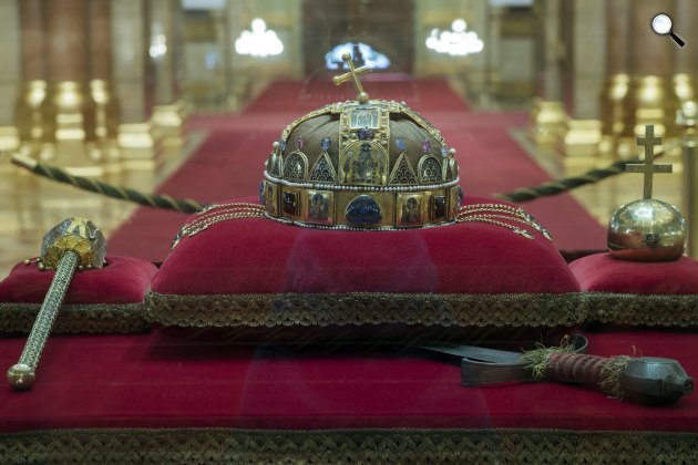 A Szent Korona és a koronázási ékszerek az Országház kupolacsarnokában, Budapest, 2018 (MTI Fotó: Illyés Tibor)