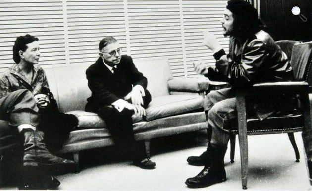 Antonio Núñez Jiménez (lába látszik), Jean-Paul Sartre, Simone de Beauvoir és Che Guevara, Kuba, 1960 (Fotó: Alberto Korda / Wikipédia)