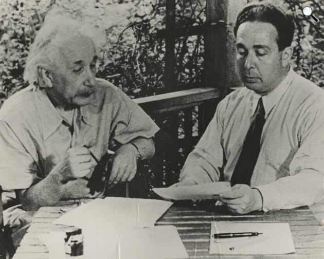 Albert Einstein és Szilárd Leó tudósok levelet írnak az amerikai elnöknek, 1939 (Fotó: Wikipédia)
