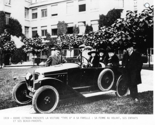 André-Gustave Citroen és családja a Type A járművel (Fotó: citroenvie.com)
