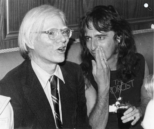 Andy Warhol művész és Alice Cooper rockzenész a Broadwayn, 1974 (Fotó: listal.com)