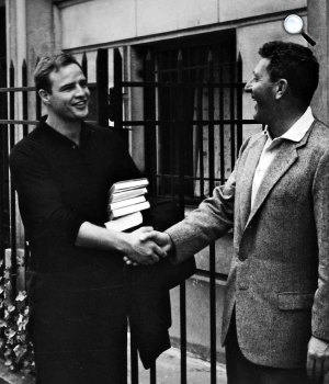 Marlon Brando színész és Irwin Shaw író, Párizs, 1957 (Fotó: babelio.com)