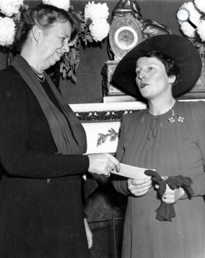 Eleanor Roosevelt First Lady és Pearl S. Buck Nobel-díjas írónő Nobel-díjas írónő (Fotó: explorepahistory.com)