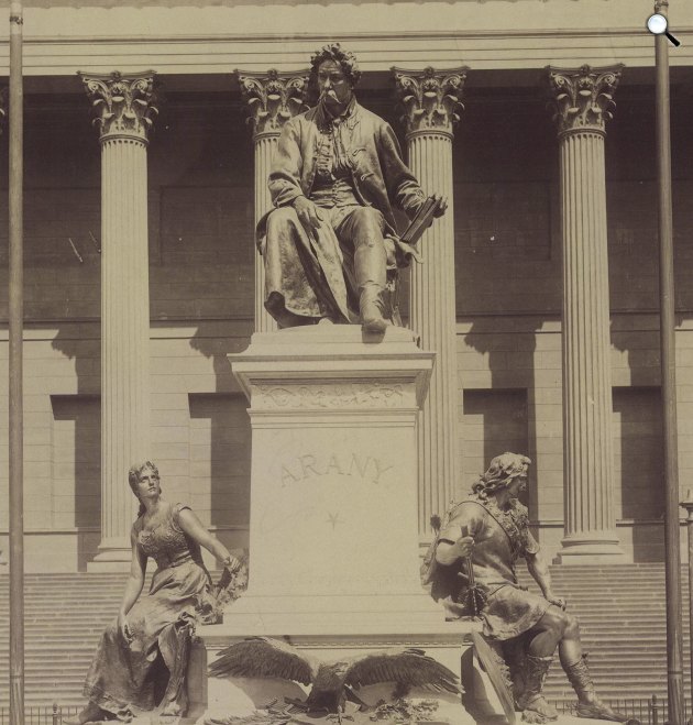 
Stróbl Alajos (1893) Arany János szobraa Múzeumkertben, Budapest, 1893 után. (Fotó: Fortepan / Budapest Főváros Levéltára. Levéltári jelzet: HU.BFL.XV.19.d.1.07.027)