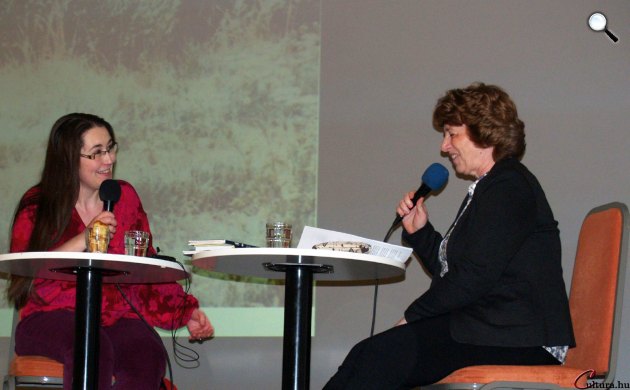 Szabó T. Anna és Matkovich Ilona a Váci Irodalmi Szalon estjén, Vác (Fotó: Garamvölgyi Katalin/cultura.hu)
