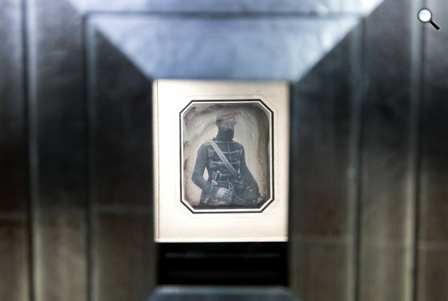 Egy magyar nemzetőrről készült dagerrotípia a Magyar Nemzeti Múzeumban, 2018 (MTI Fotó: Mohai Balázs)