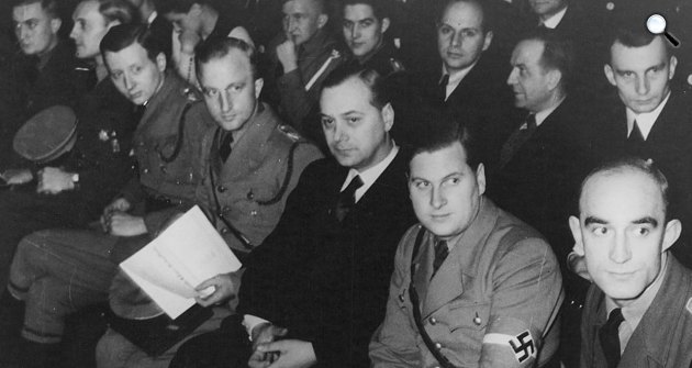 Dietrich Eckart költő és drámaíró a Harmadik Birodalom ünnepségén német katonákkal, Berlin(Fotó: Wikipédia)