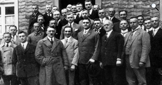 Dietrich Eckart nemzetiszocialista író Adolf Hitler és társai körében (Fotó: Wikipédia)