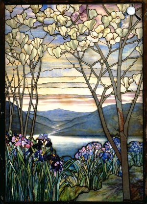 Louis Comfort Tiffany: Magnóliák és íriszek, üveg, 1908 körül (Fotó: Met Museum/Wikiart)